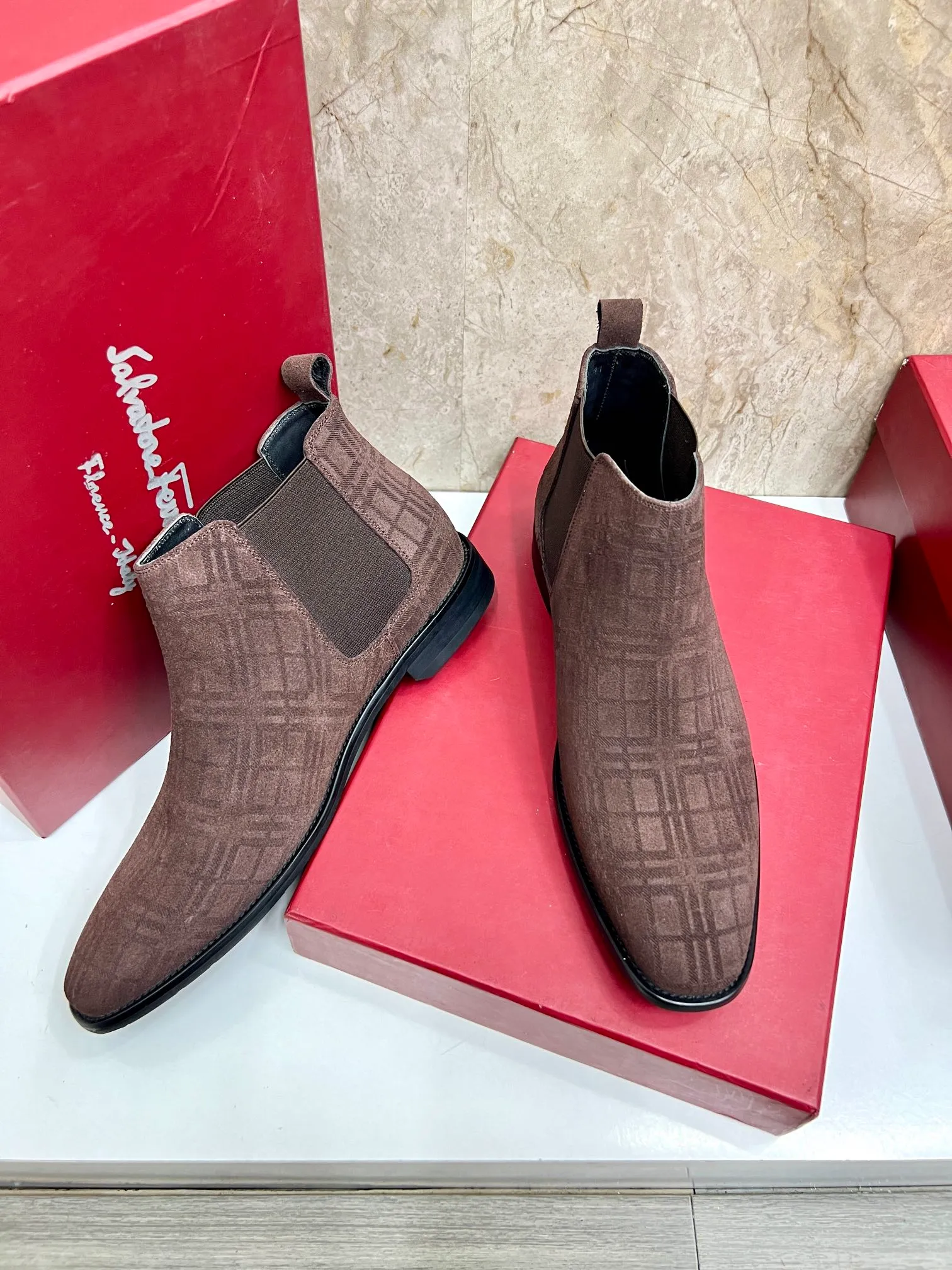 Original order quality: Men's shoes 💰700 Brand: Ferragamo (Ferragamo) One size larger: Men's size 38-44 (45 customized) Grade: Same style as the official website High-end men's shoes Material: Original cowhide, cowhide lining, original outsole Style category: Chelsea men's boots Fashion trend Color: Actual picture